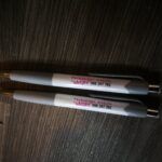 uv printanje na pleksiglas fortes plus krizevci direktan print na plasticne materijale olovke